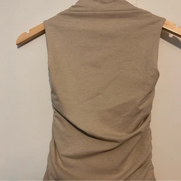 Aritzia Original Contour Flourish Top - Picture 7 of 8